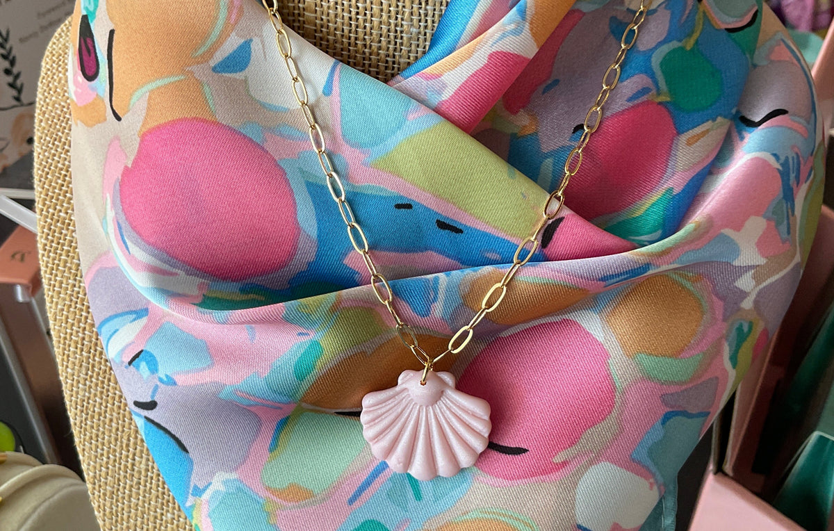 Anna Banana Shell Necklace | Pink